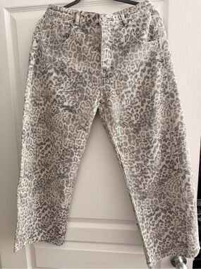 Women’s Stitch & Co Gray Leopard Print Jean Capri